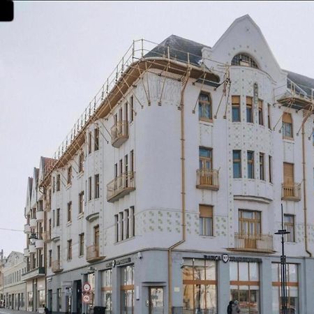 Aparte, Ultracentral Apartament In Moskovits Palace Oradea Exteriör bild
